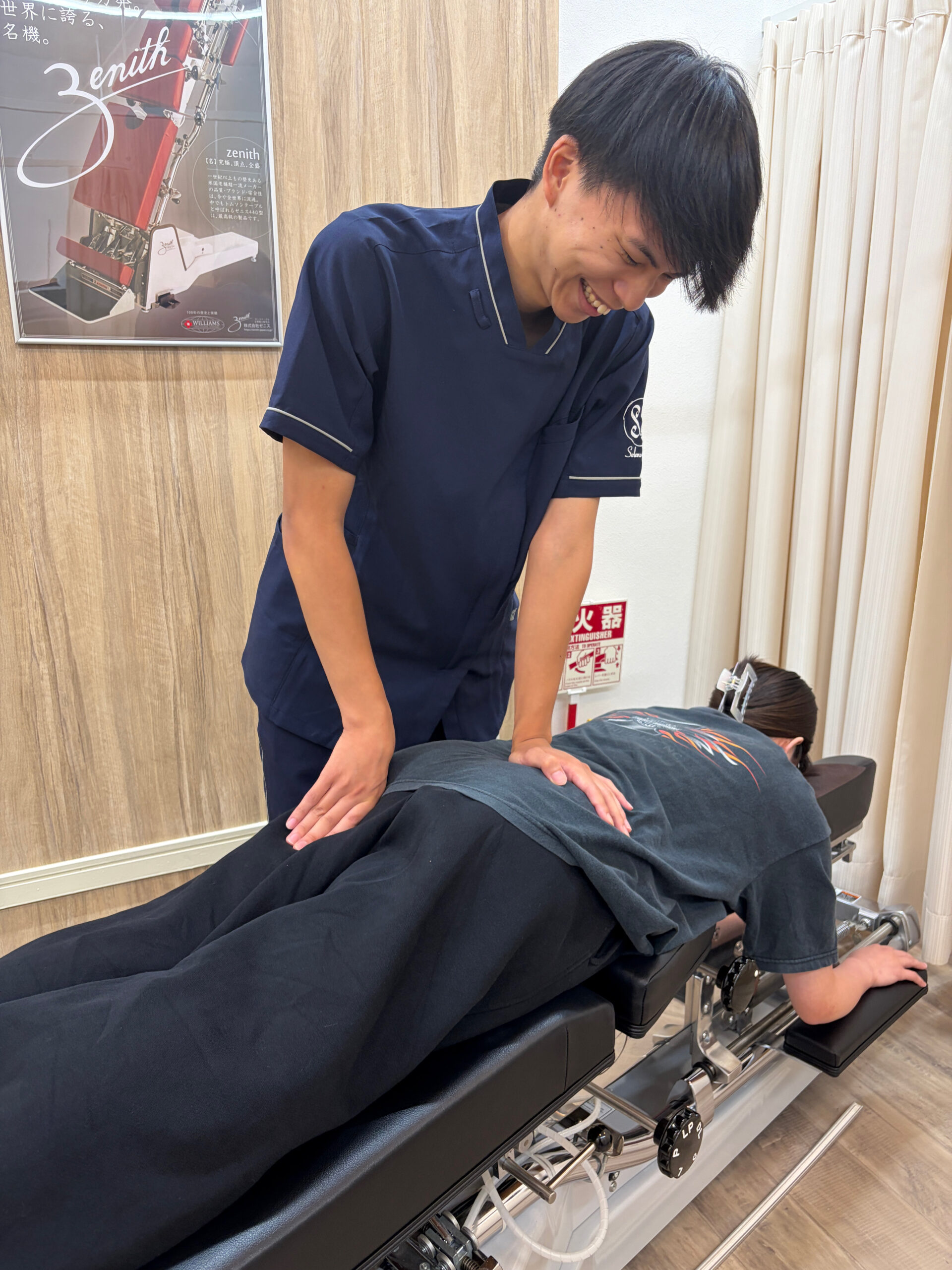 骨盤矯正　施術　スタッフ写真　鶴岡飛嘉